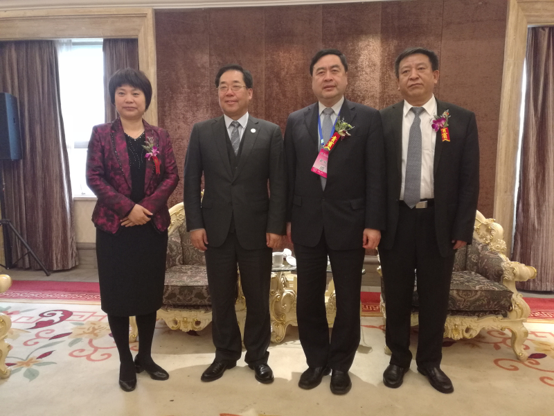 9-趙振元與袁三軍（右一）、孫淑芳（左一）、李中航（左二）親切合影.jpg
